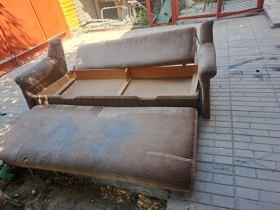 Отдам диван даром