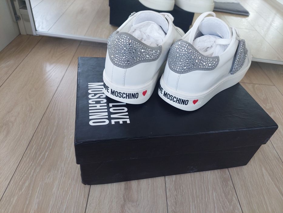 LOVE Moschino Оригинални бели кецове н.42