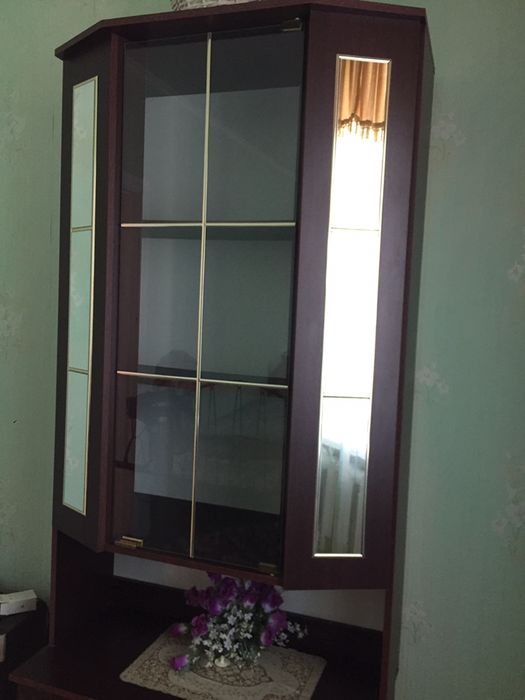 Витринный шкаф