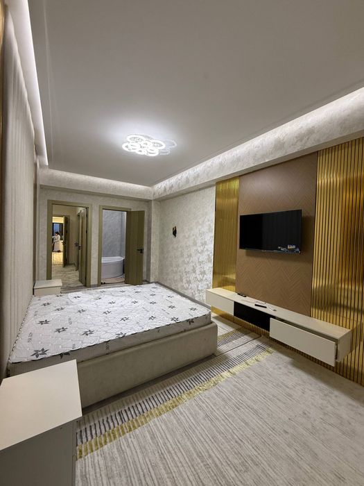 SHaxar Markaz paspurtni stol oldida