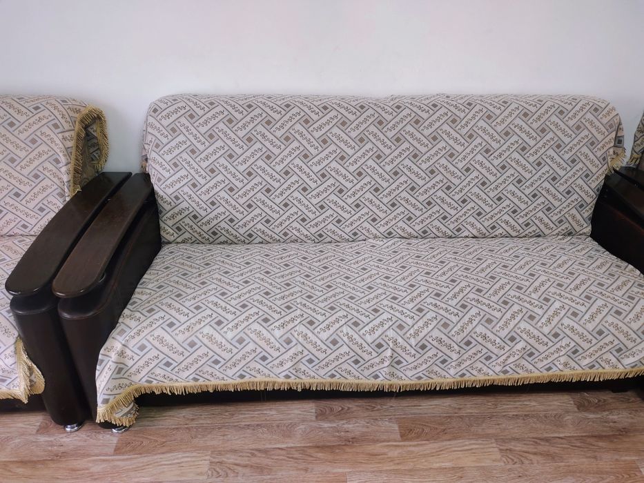 Продам диван с двумя креслами .