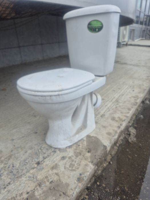 Продам унитаз с бочком