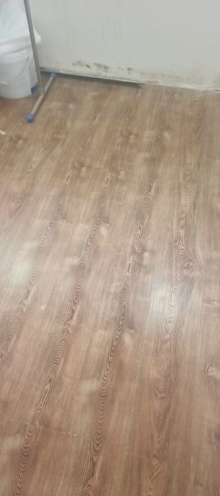 Ламинат продам в хорошем состоянии 50 квадратных метров 8 мм