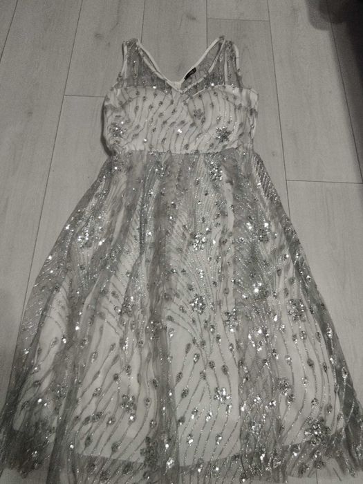 Роклите са носени по няколко часа