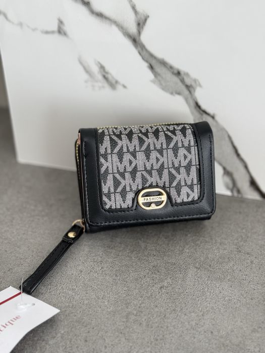 Бяло портмоне с отделения