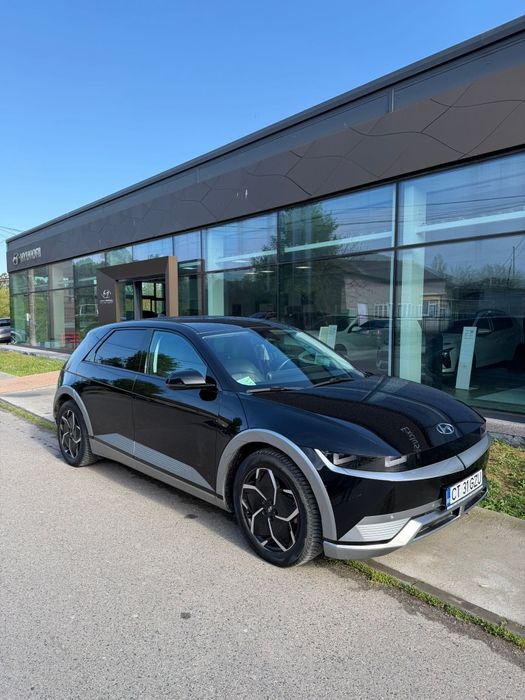 HyundaiIoniq
Are 40.000 km la bord
Ofer istoric complet service, toate intervetiile fiind facute in reprezentanta.
Garantie baterie pana in anul 2030.