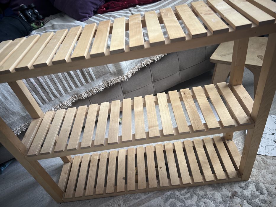 Есть вешалка и 2 полки от икеа