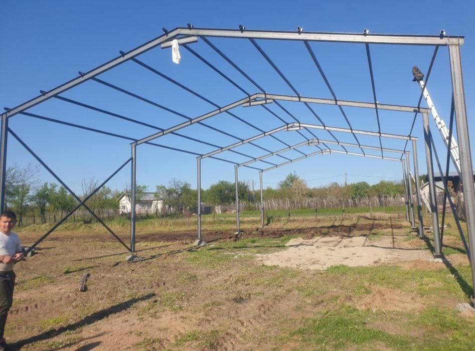 Vând structură metalică 10x20 din profile cu teava pe acoperis