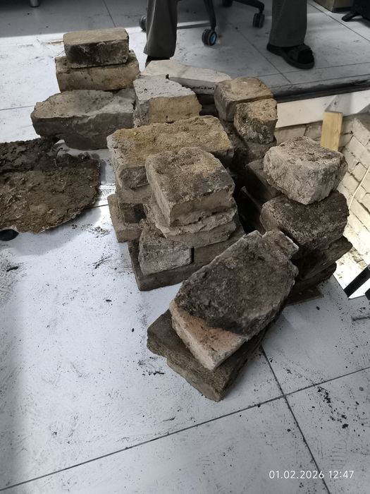 Кирпич б/у. Половинки и целые.