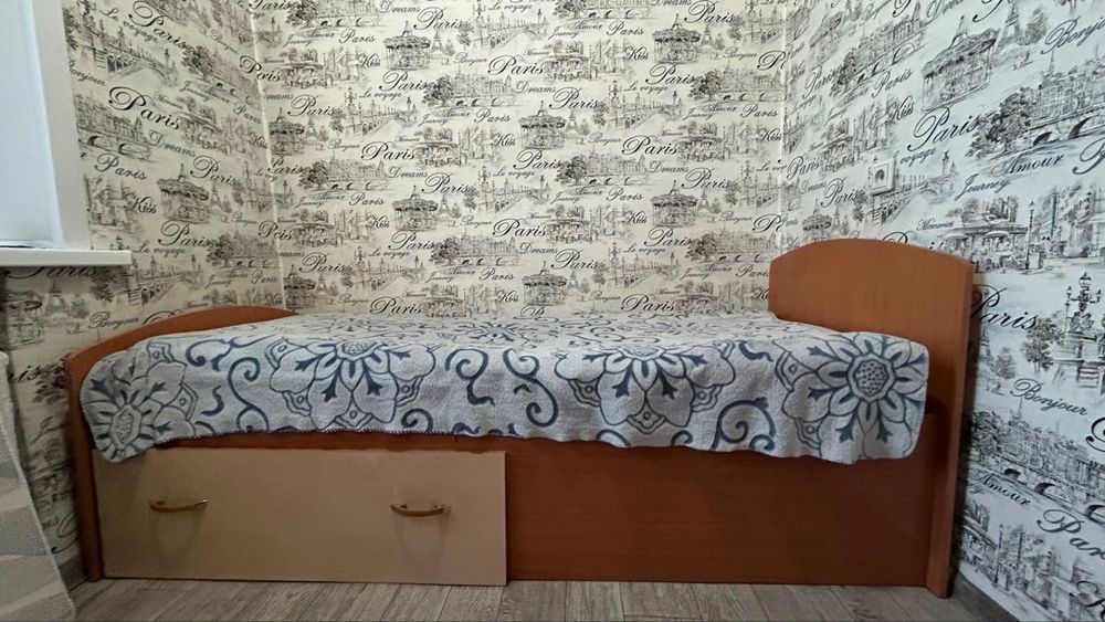 Продам кровать с матрасом.