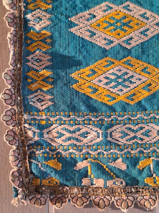 Vând catrință / opreg vechi din Banat – fond albastru deosebit, motiv geometric