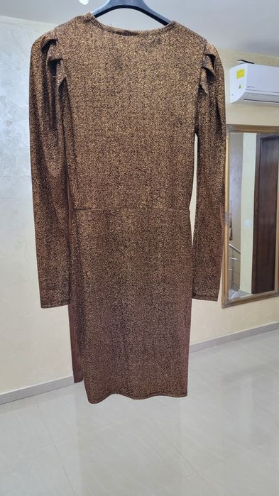 Vând rochie din fir metalizat, marime M