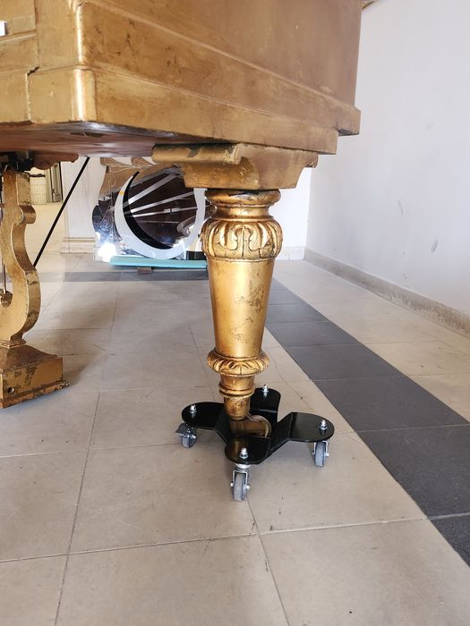 Колела за преместване рояли на сцени