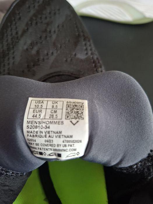 Маратонки за бягане Saucony Guide 16 в разцветка "Black/Glade" (Черно / Яркозелено).