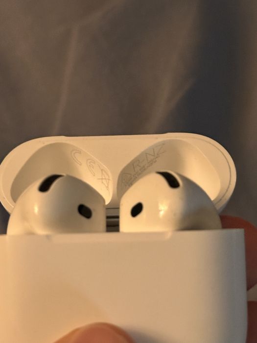 Airpods 4 -active noise cancellation