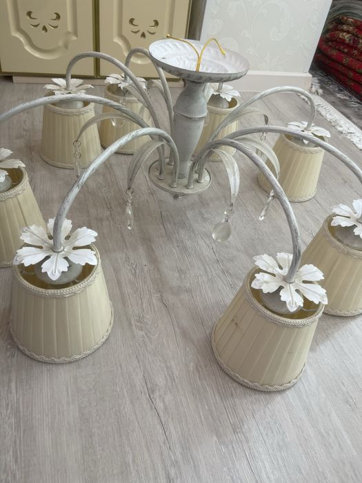 Срочно продаю люстру 8рожковую