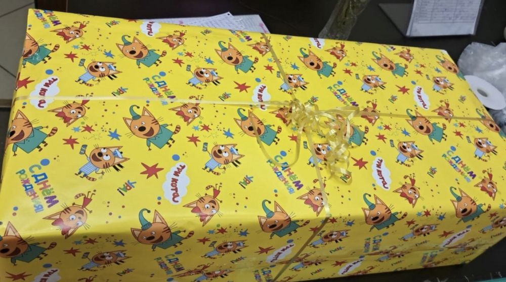 яркая упаковочная крафтовая бумага для заворачивания подарка Три кота