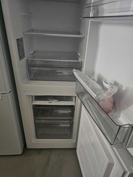 SEVERIN DT 8770 Fridge-Freezer, Energy Efficiency Class C,142.5 cm Height, 4-Star Freezer, Adjustable Shelf, 124 kWh,DT 8770 [Energy Class E]