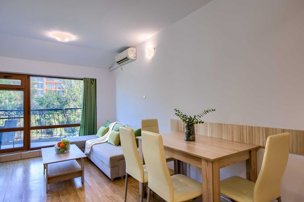 Голям тристаен с две бани до Марината, с басейн и паркинг