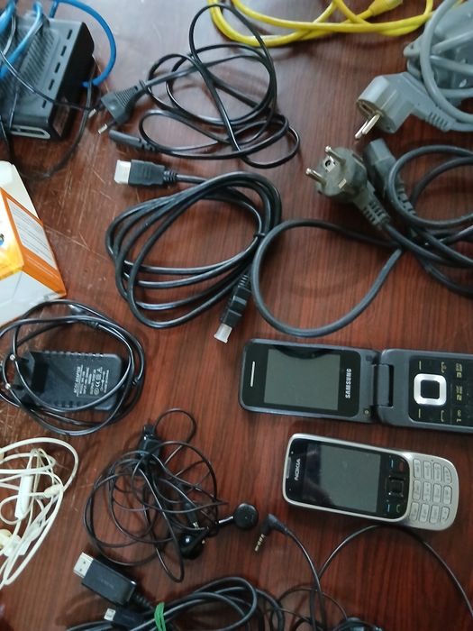 Продаем. Адаптеры, мышку ,зарядки.