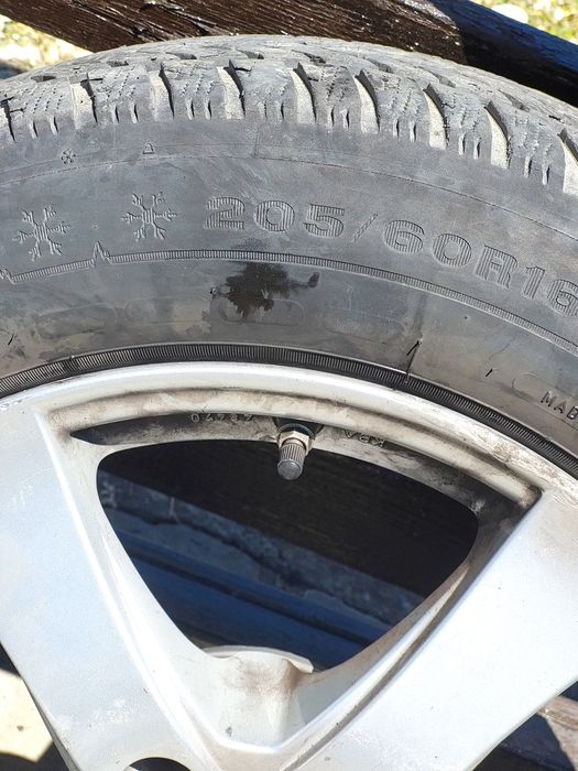 4 jante aliaj cu anvelope iarna Dunlop 205/60/16,mercedes b classe/16