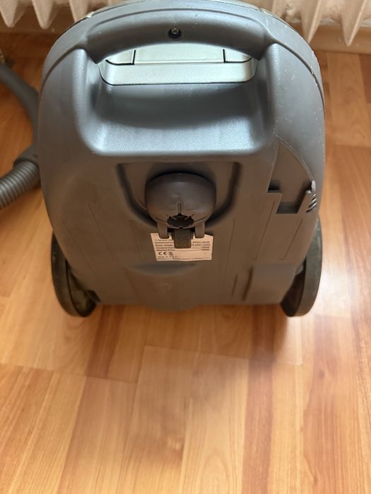 Se vinde aspirator whirlpool 1800w