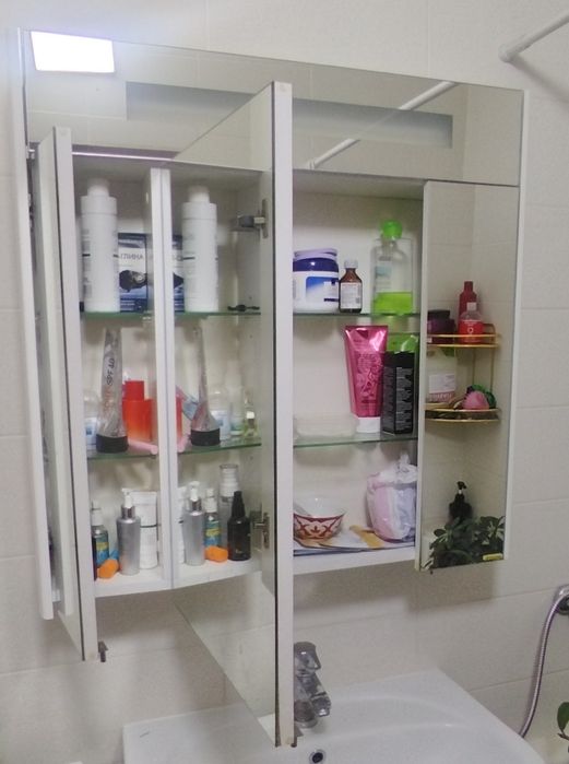 Шкаф с зеркалом для ванной