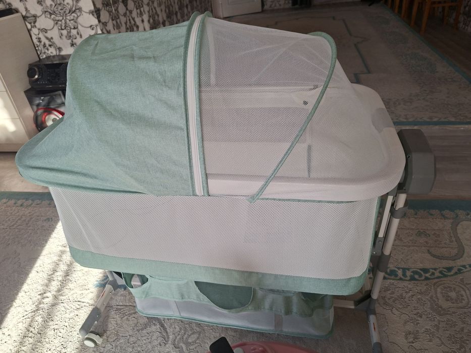 Продается манеж-шезлонг электронный.