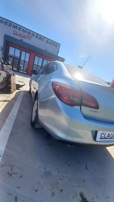 Dezmembram Opel Astra J limuzina 1.4 Turbo B14NET