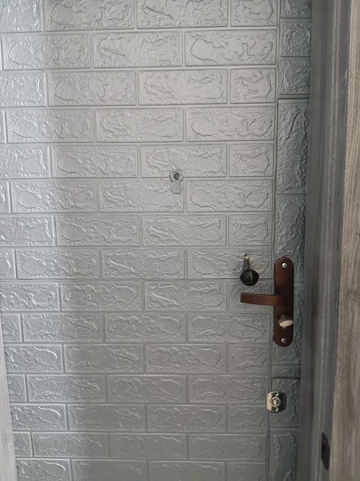 Металлическую дверь входную б/у