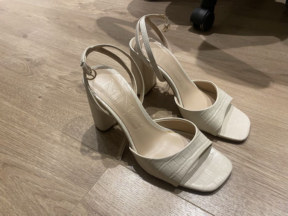 Босоножки на каблуке