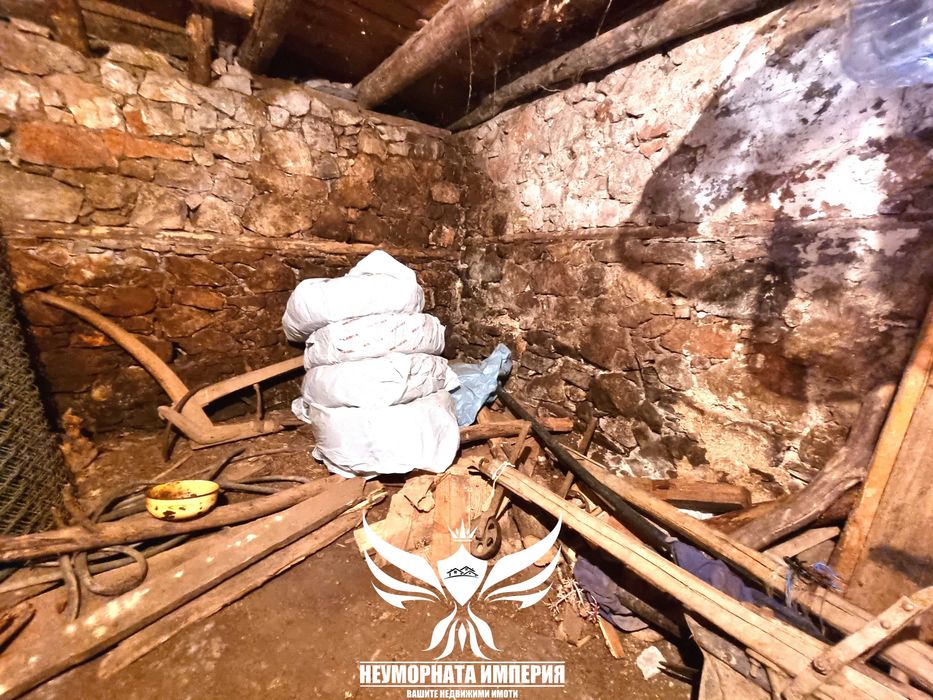 Продавам триетажна вила/къща 193РЗП с 220кв.м. двор в село Дряново община Лъки