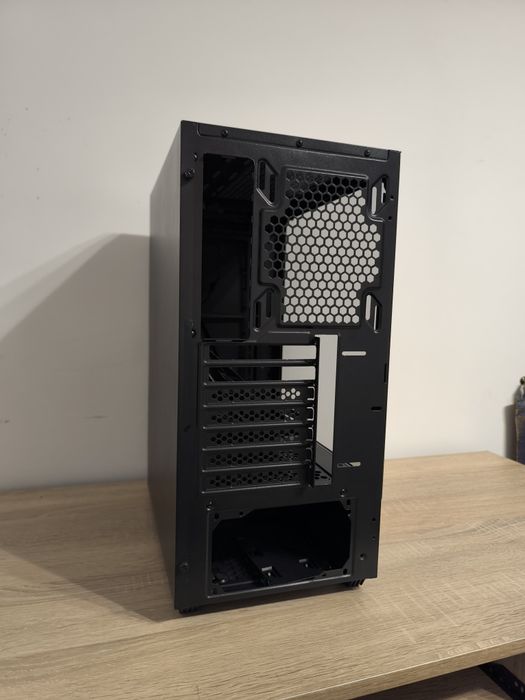 Carcasa PC gaming cu sursa Crosair VS550