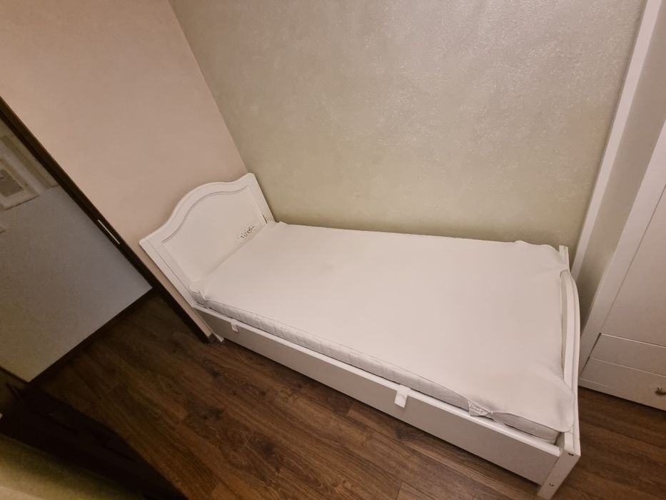 Vând Pat solid cu somieră,dimensiune 200/90 cm