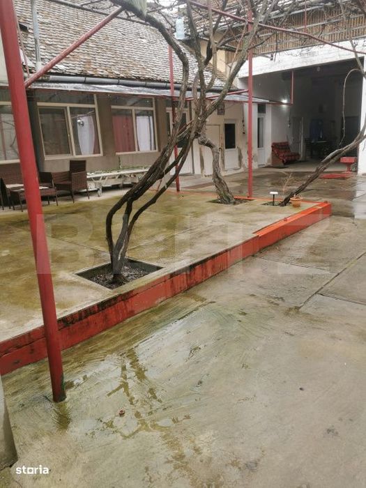 Casa de vanzare, 6 camere, 535 mp, zona Varias