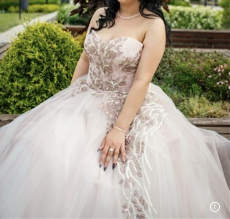 Бална рокля- цвят пудра с корсет