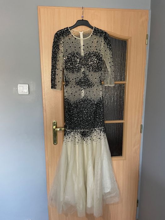 Rochie cu aplicații de margele, brodate de mana