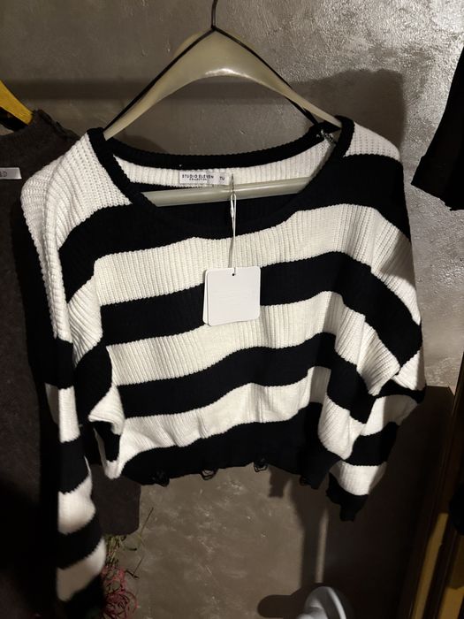 Чисто нов  пуловер-черно бял
