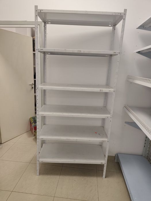 Метални стелажи бели