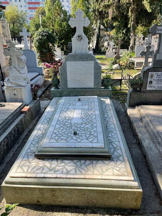 Vand cripta 4 locuri in Cimitirul Bellu. Liber de sarcini se poate ocu