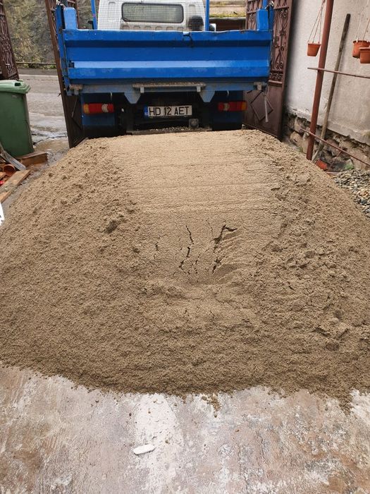 Vând pietriș,nisip