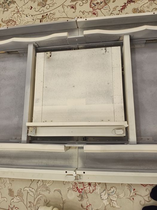 Продам стол в гостинную