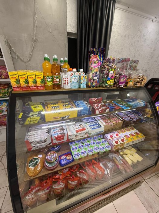 Стеллаж и холодильник витринный