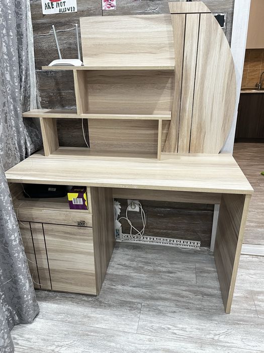 Продам стол в детскую комнату