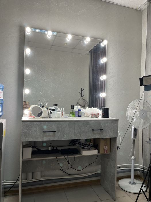 Бьюти стол, большой ,с двумя ящиками.