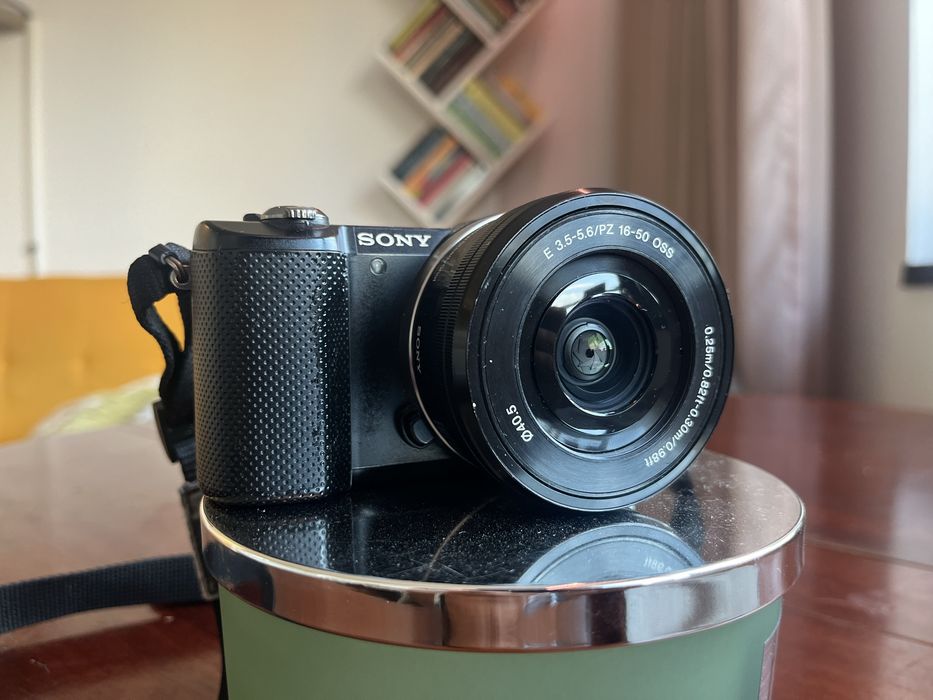 Sony A5000 (Alpha 5000) с оригиналния си китов обектив Sony E 16-50mm f/3.5-5.6 PZ OSS.