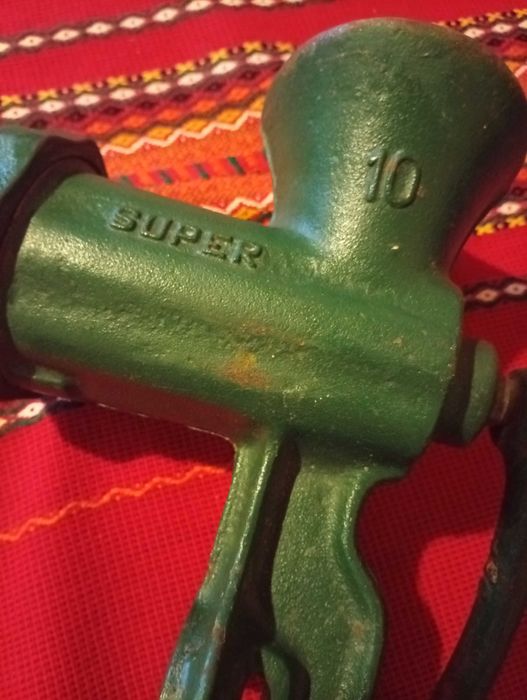 Продавам машинка за мелене на месо и зеленчуци