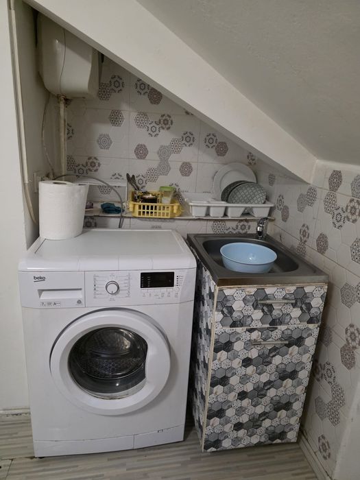 Vând garsoniera la mansardă, etaj 3, baie proprie