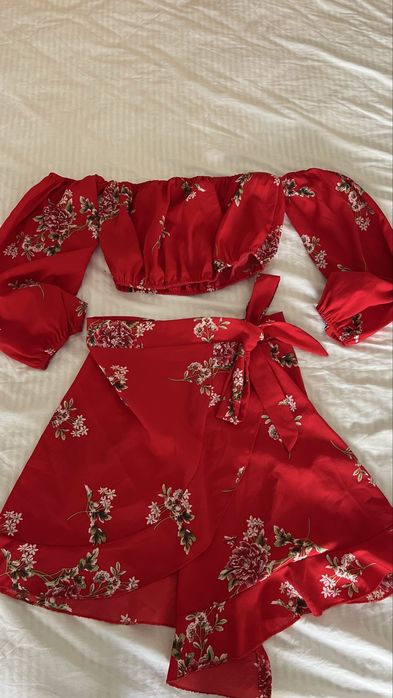 Комплект с топ и пола с отворени рамене от 2 части. Размер XS