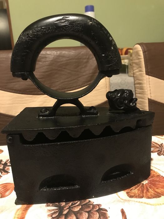 Fier de călcat cu cărbuni cu cap de leu